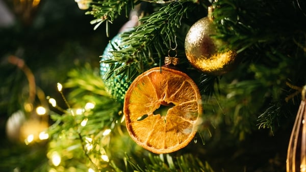 Natural ways to decorate your Christmas tree this winter