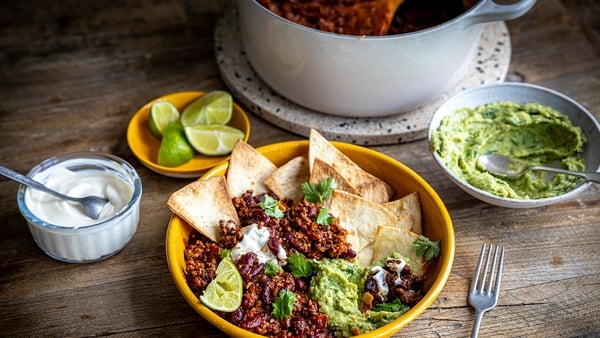 Donal's speedy chilli with homemade airfryer tortilla chips &amp; blitzed guac